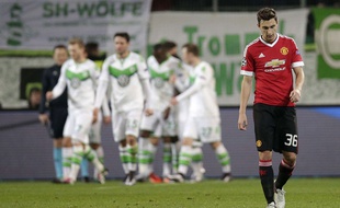 Le Mancunien Matteo Darmian dépité lors du match entre Manchester United et Wolfsburg le 8 décembre 2015.