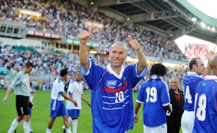 Zinedine Zidane avec France 98 lors d'un match de charité au profit des sinistrés de la tempête Xynthia, le 8 août 2010 à Nantes.