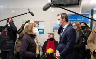 Olivier Véran, le ministre de la Santé, dans un centre de vaccination.