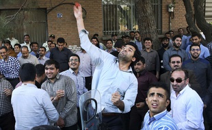 Des manifestants iraniens devant l'ambassade d'Arabie saoudite à Téhéran, le 27 septembre 2015.