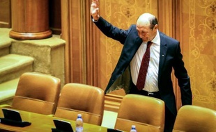 Le président roumain Traian Basescu restera chef de l'Etat, a décidé mardi la Cour Constitutionnelle signant l'échec d'une tentative de destitution lancée par la coalition de centre gauche au pouvoir qui avait plongé la Roumanie dans sa plus grave crise politique depuis 23 ans.
