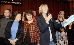 Marielle de Sarnez, candidate du Mouvement démocrate (MoDem) à la mairie de Paris, présente lundi son projet pour la capitale, entourée de ses 20 têtes de liste.