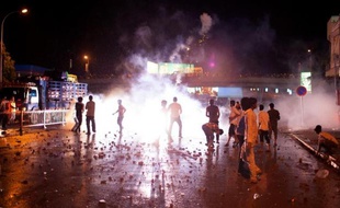 Un homme a été tué et plusieurs ont été blessés lors de violences dimanche soir en marge d'une manifestation d'opposition au Cambodge, selon plusieurs témoins.