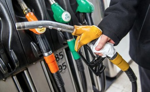 Des pompes à essence dans une station-service, le 16 janvier 2015 sur l'autoroute A25 dans le nord de la France.