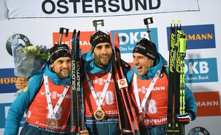 Martin Fourcade entouré de Simon Desthieux et Quentin Fillon Maillet sur le podium de l'individuel d'Ostersund, le 4 décembre 2019.