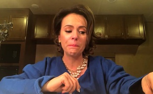 L'actrice Alyssa Milano explique son engagement dans le mouvement #MeToo à sa fille, dans une vidéo publiée le 15 octobre 2018.