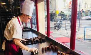 Le patissier Nicolas démoule les cannelés après la cuisson.