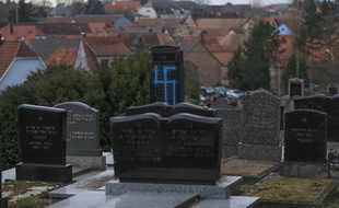 Des inscriptions nazies ont été apposées dans un cimetière en Alsace, à Quatzenheim, le 19 février 2019.