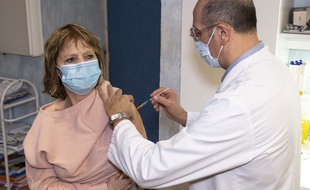 La vaccination AstraZeneca contre le Covid-19 est disponible pour les médecins de Ville depuis fin février.