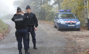 Les gendarmes présents à Foulayronnes, village près d'Agen dans lequel a eu lieu le double meurtre. / AFP