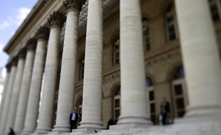 La Bourse de Paris a terminé en hausse mardi, les investisseurs tablant sur le feu vert de la Cour constitutionnelle allemande au futur fonds de secours européen et sur de prochaines mesures de relance de la banque centrale américaine.