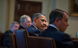 Barack Obama entouré des républicains John Boehner (droite) et Mitch McConnell (gauche), en 2011, lors d'une rencontre à la Maison Blanche.