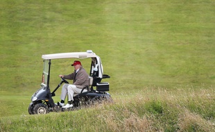 Sur son parcours de golf, Donald Trump fonce avec sa voiturette.