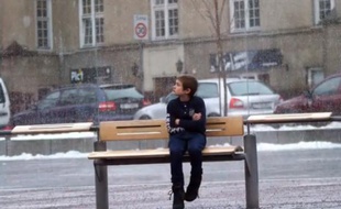 Une vidéo met en scène un enfant attendant dans le froid, pour sensibiliser à la cause des enfants syriens