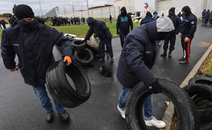 Le 26 janvier 2018, à la prison de Béziers, une manifestation de surveillants. AFP PHOTO / PASCAL GUYOT