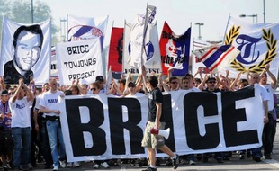 La Cour d'appel de Belgrade a considérablement réduit jeudi les peines de prison prononcées contre 14 personnes condamnées pour la mort de Brice Taton, un supporteur français de football tué en 2009 dans la capitale serbe, a-t-on indiqué de source officielle.
