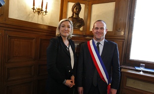 Le nouveau maire de Hénin-Beaumont, Steeve Briois (FN), pose avec Marine Le Pen dans son bureau à l'hôtel de ville.
