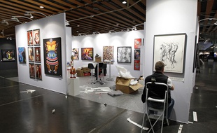 Un galeriste installe son stand lors de l'édition 2014 d'Art Up! à Lille.