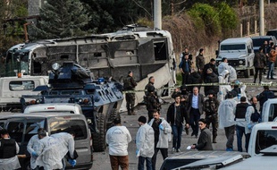 Des membres des forces spéciales turques sur les lieux de l'attentat à la voiture piégée perpétré le 31 mars 2016 à Diyarbakir.