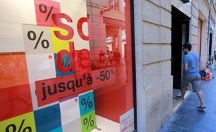 Un homme dans une boutique faisant la promotion des soldes le 24 juin 2015 à Bordeaux
