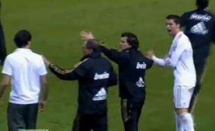 Capture d'écran de Cristiano Ronaldo adressant un bras d'honneur à Javi Martinez, le 2 mai 2012.