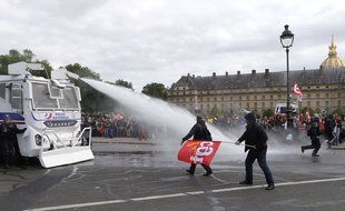 Des manifestants ciblés par un canon à eau de la police, lors de la manifestation contre la loi travail, le 14 juin 2016 à Paris.