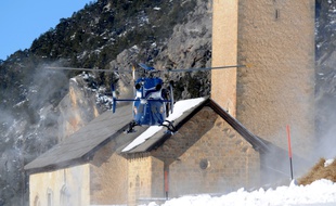 Un hélicoptère de la gendarmerie mobilisé après l'avalanche de dimanche qui a tué six skieurs dans le Queyras.