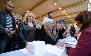 Les sympathisants de gauche ont été nombreux à venir voter au premier tour de la primaire socialiste en vue des municipales à Marseille, un succès toutefois entaché par quelques soucis d'organisation.