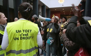 Des familles ont investi, le 30 octobre 2009, à l'appel de Droit au Logement (DAL), la chambre nationale des huissiers à Paris, avant la trêve hivernale des expulsions, effective le 02 novembre 2009.