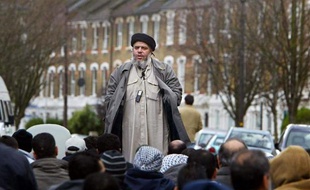 L'imam Abou Hamza prêche lors de la prière du vendredi près de la mosquée de Finsbury Park au nord de Londres le 26 mars 2004