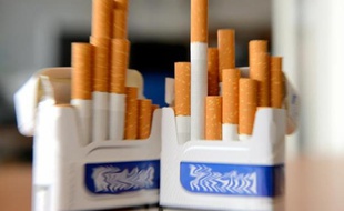 Paquets de cigarettes dont les marques sont floutées