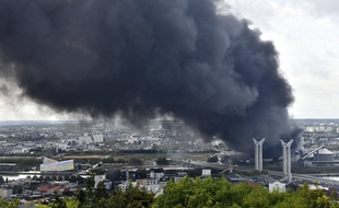 Les fumées noires de l'incendie de l’usine Lubrizol à Rouen, le 26 septembre 2019.