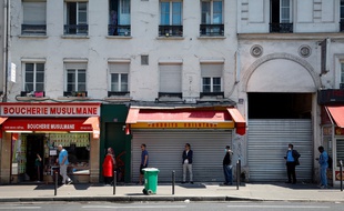 Une file d'attente au premier jour du ramadan, dans le 18e arrondissement de Paris.