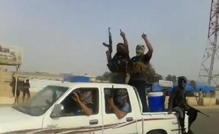Une photo prise à partir d'une vidéo diffusée sur Youtube et montrant des supposés combattants de l'EIIL défilant dans le ville de Baiji au nord de l'Irak, le 17 juin 2014