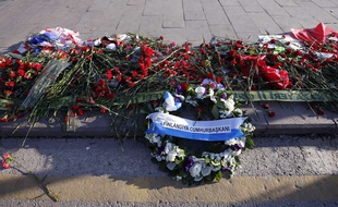 Des fleurs sur les lieux du double attentat en mémoire des victimes de l'attentat d'Ankara.