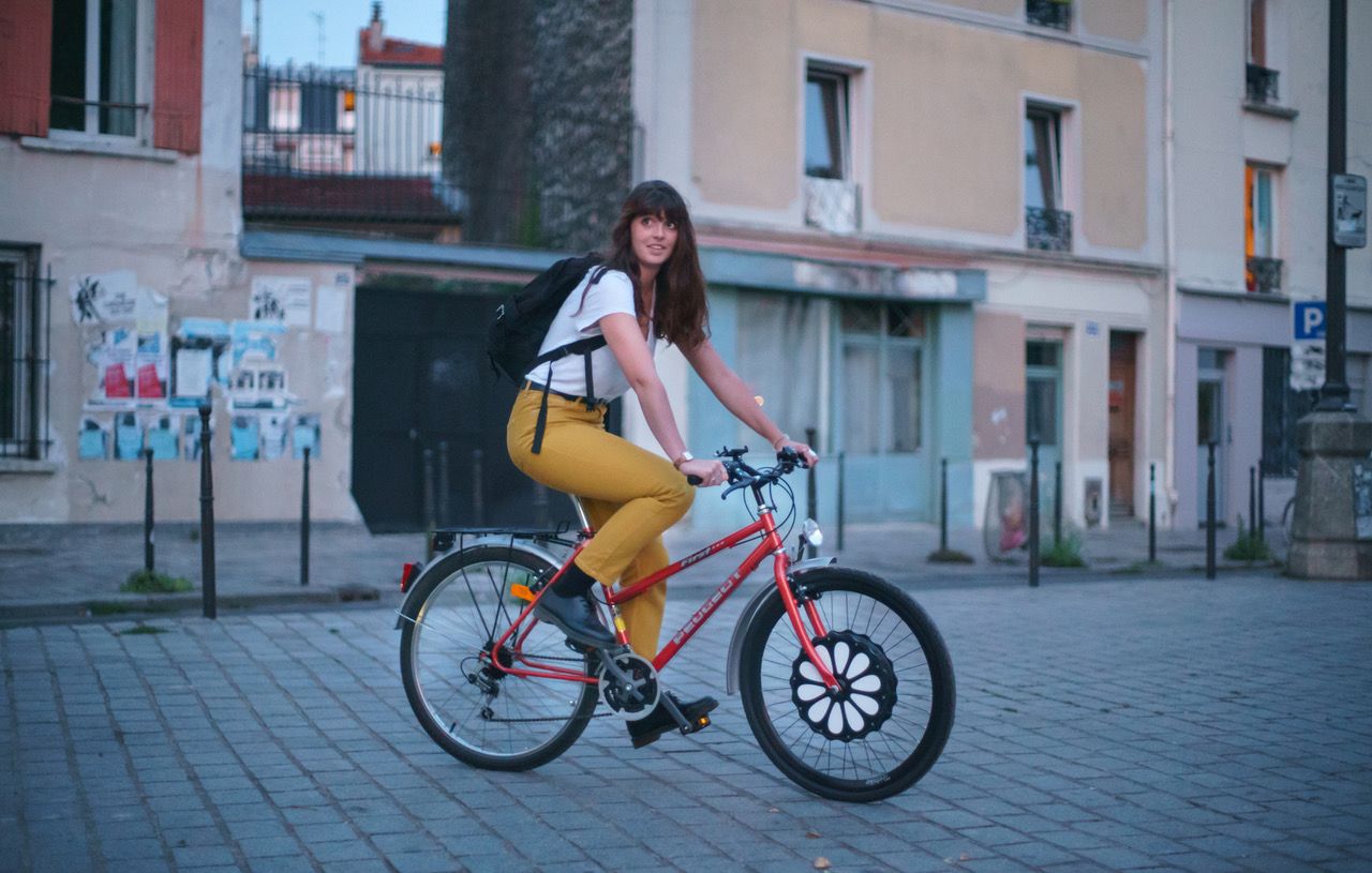 La roue électrique Teebike permet de transformer n'importe quel vélo en vélo à assistance électrique.