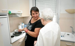 Denise, 91 ans, et Laetitia, auxiliaire de vie, préparent à manger ensemble.