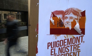 Une affiche "Puigdemont our President" dans les rues de Barcelone alors que la Catalogne vote ce jeudi pour son parlement régional.
