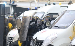 Les CRS qui protègent la place Pey-Berland à Bordeaux ont essuyé divers projectiles.