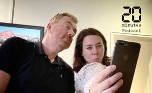 Les journalistes Christophe Séfrin et Anne-Laetitia Béraud en pleine session selfie à 20 Minutes à Paris, le 11 février 2020