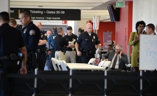 Des policiers à l'aéroport de Los Angeles après une fusillade, le 1er novembre 2013