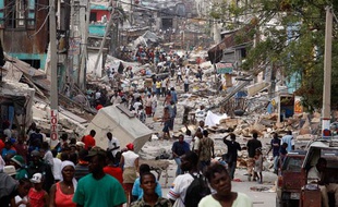Trois jours après le séisme, la population haïtienne s'organise malgré le chaos qui régne dans la capitale Port-au-Prince.