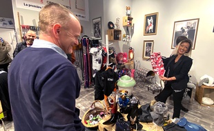 Nina Oukiss présente un manteau pour chien au sein de la boutique Rock'N'Old, à Cap 3000, à Saint-Laurent-du-Var