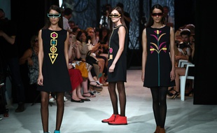 Le couturier Pierre Cardin présente sa nouvelle collection de haute couture, le 9 juillet 2016 à Bonnieux dans le Vaucluse