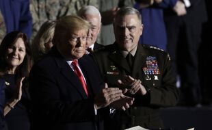 Donald Trump aux côtés du général Mark A. Milley le 20 décembre 2019.