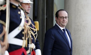 Le président François Hollande sur le perron de l'Elysée le 29 avril 2015 à Paris