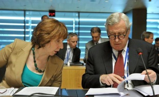 L'Union européenne a envoyé lundi un signe de soutien à l'opposition syrienne en autorisant les importations de pétrole des zones qu'elle contrôle, tandis que le débat sur l'opportunité de lui livrer des armes se poursuit, le secrétaire général de l'ONU appelant à stopper la livraison d'armes aux deux camps.