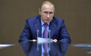 Le président russe, Vladimir Poutine, lors d'une réunion avec des responsables du secteur militaire à Sotchi, sur les bords de la mer Noire, le 10 novembre 2015.