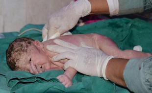 Naissance d'un bébé à l'hôpital de Muzaffarabad, le 12 mai 2016