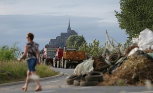 Les routes menant au Mont Saint-Michel (Manche), paralysées par les éleveurs en colère, le 20 juillet 2015